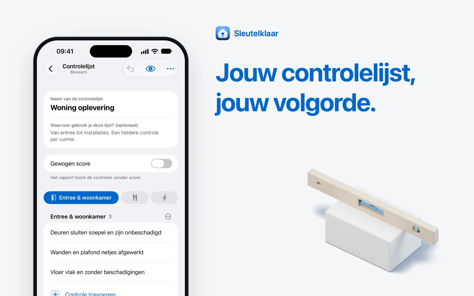 Lichtgrijs vlak met de kop ‘Jouw controlelijst, jouw volgorde’, een iPhone met het bewerken van een controlelijst en een waterpas op een wit blok.