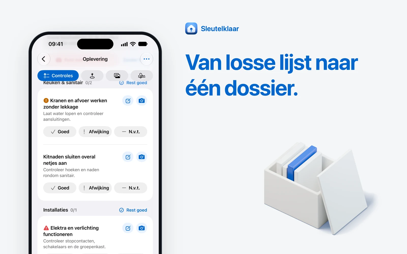 Lichtgrijs vlak met de kop ‘Van losse lijst naar één dossier’, een iPhone met controles per ruimte en de knoppen Goed, Afwijking en N.v.t. en een witte maquette van een kist met ordners.