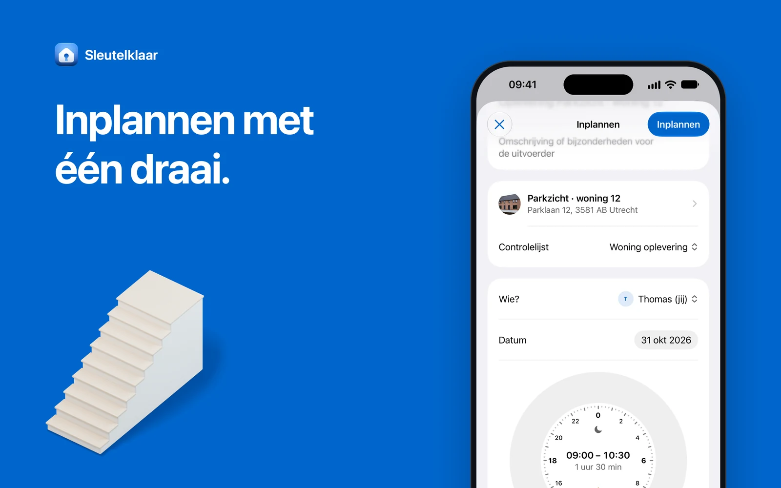 Blauw vlak met de kop ‘Inplannen met één draai’, een iPhone met het inplannen van een oplevering op de ronde klok en een witte maquette van een trap met houten treden.