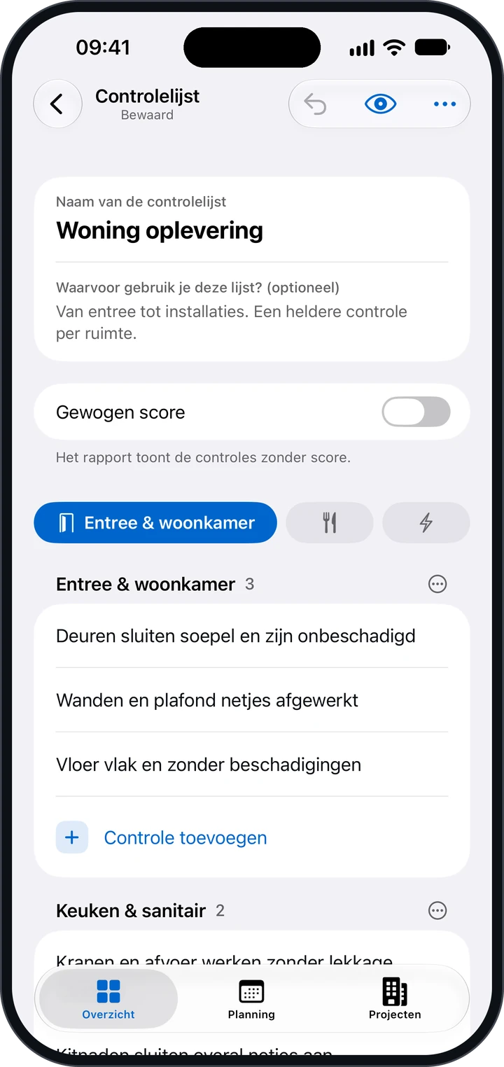 De controlelijst-editor met de naam Woning oplevering, de schakelaar Gewogen score uit en de ruimte Entree & woonkamer met drie controles