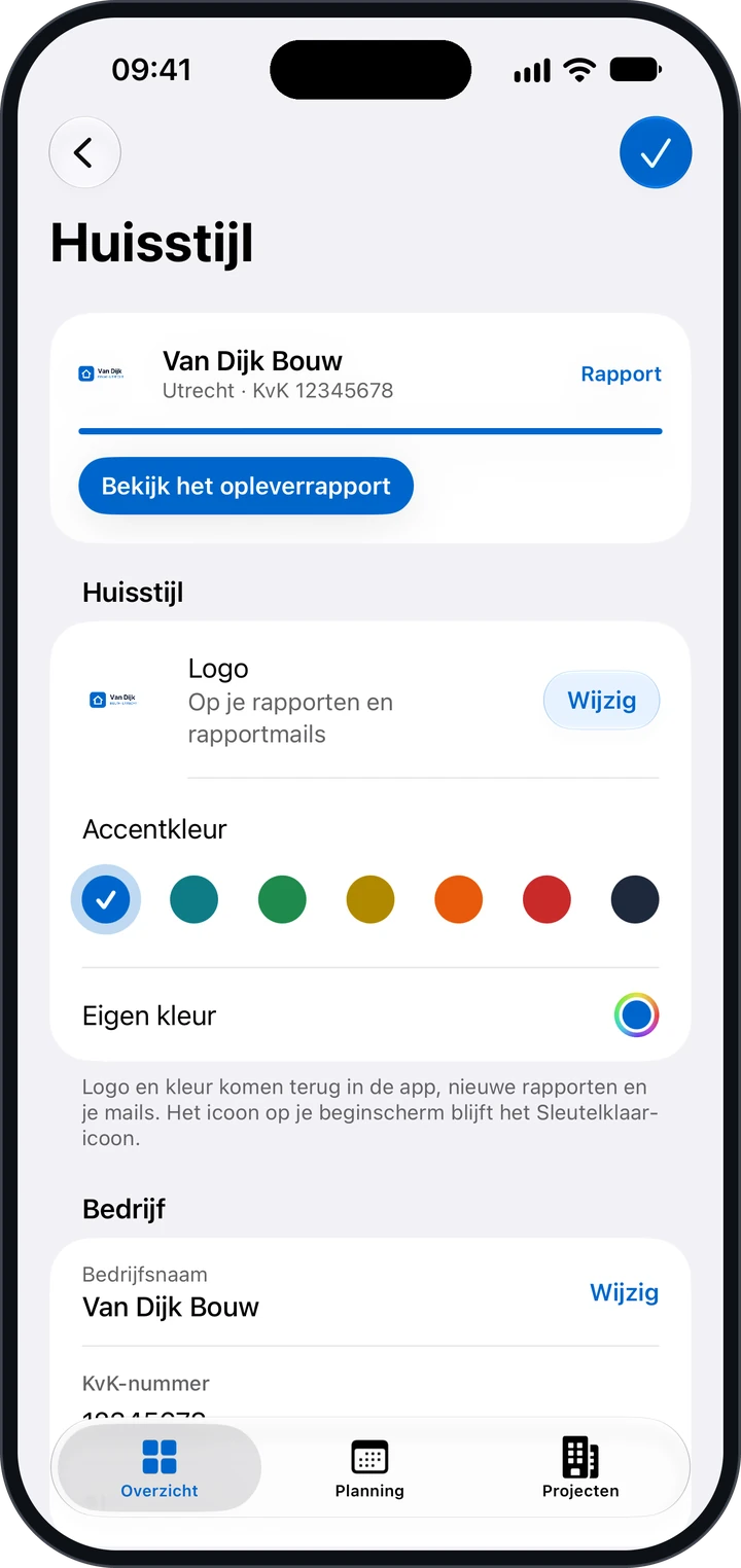 Het scherm Huisstijl met een voorbeeldkaart van het bedrijf, het logo, zeven accentkleuren, Eigen kleur en de bedrijfsnaam