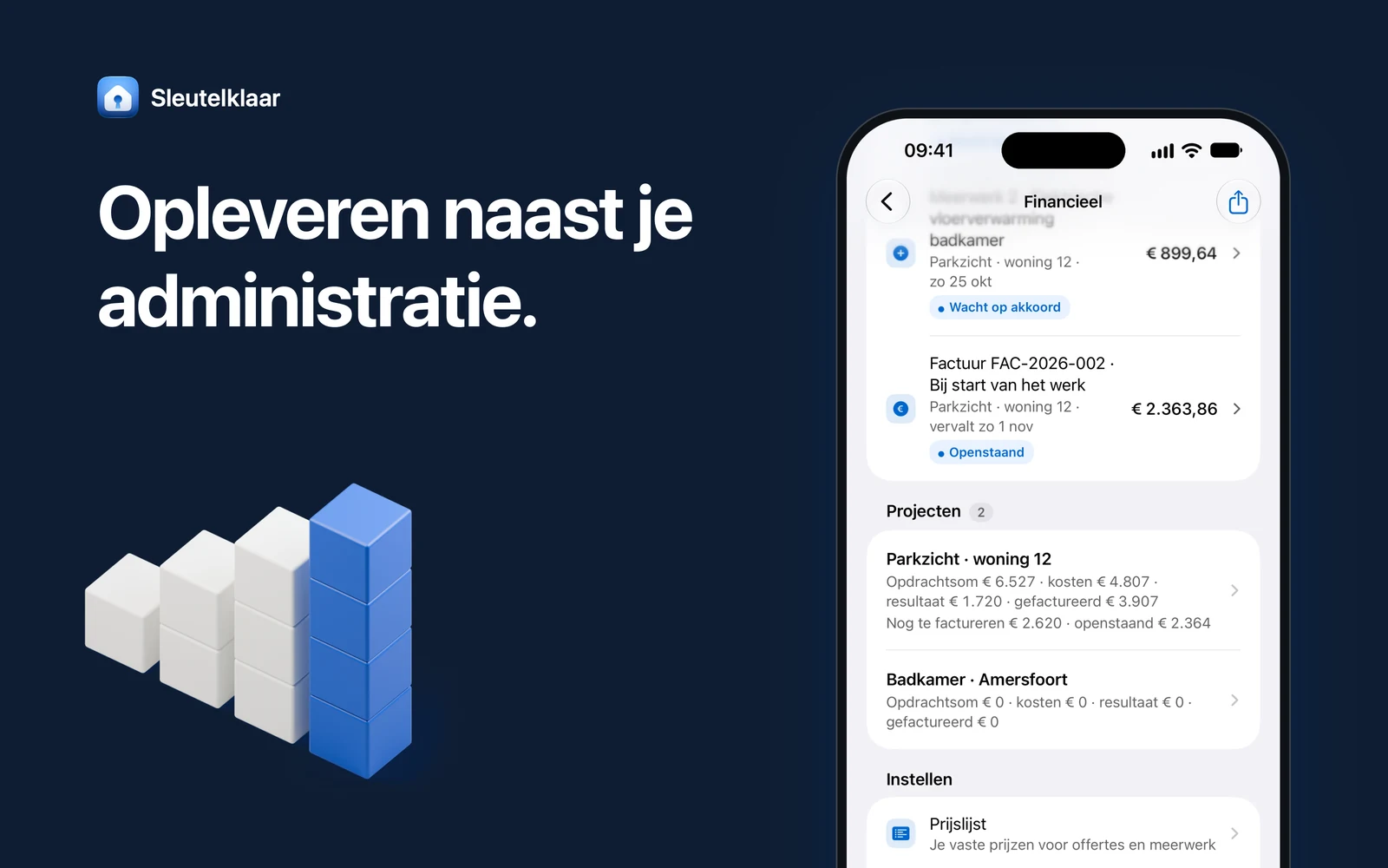 Donkerblauw vlak met de kop ‘Opleveren naast je administratie’, een iPhone met het overzicht Financieel en de bedragen per project en witte maquetteblokken op een rij, de hoogste blauw.